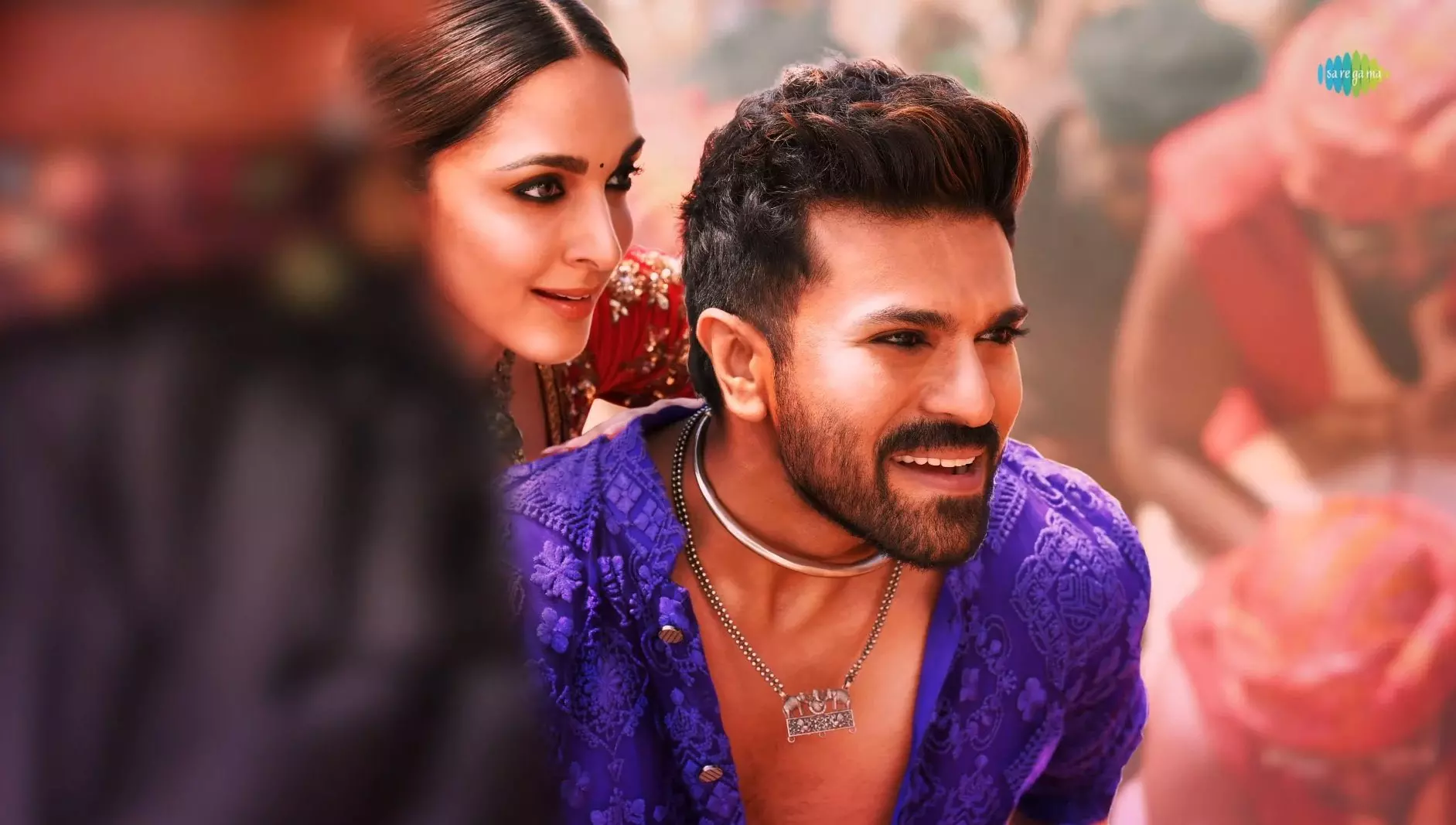 Ram Charan, Kiara Advani match dance steps in Jaragandi Song Ram Charan, Kiara Advani match dance steps in Jaragandi Song