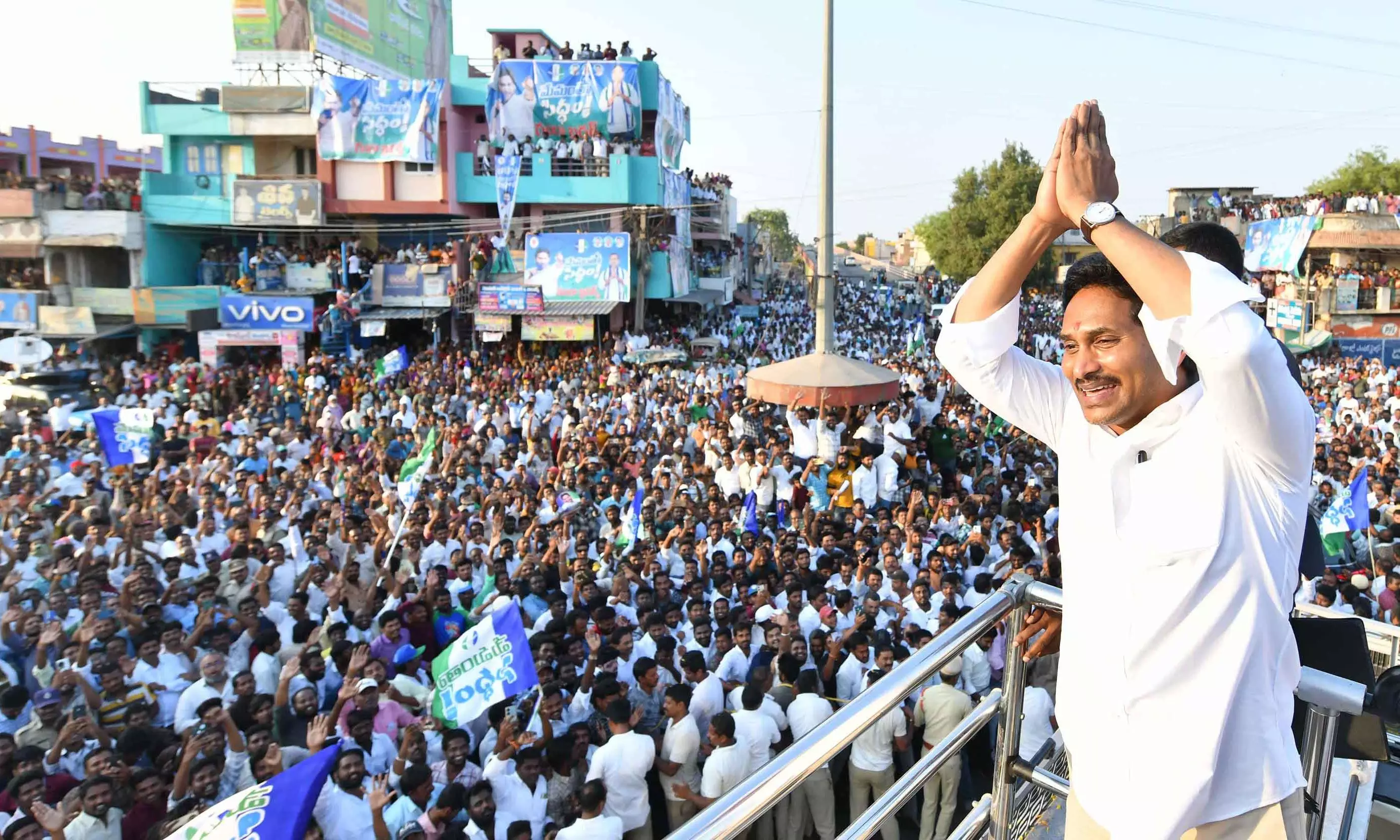 Huge crowds greet Jagan on Memantha Siddam yatra from Idupulapaya