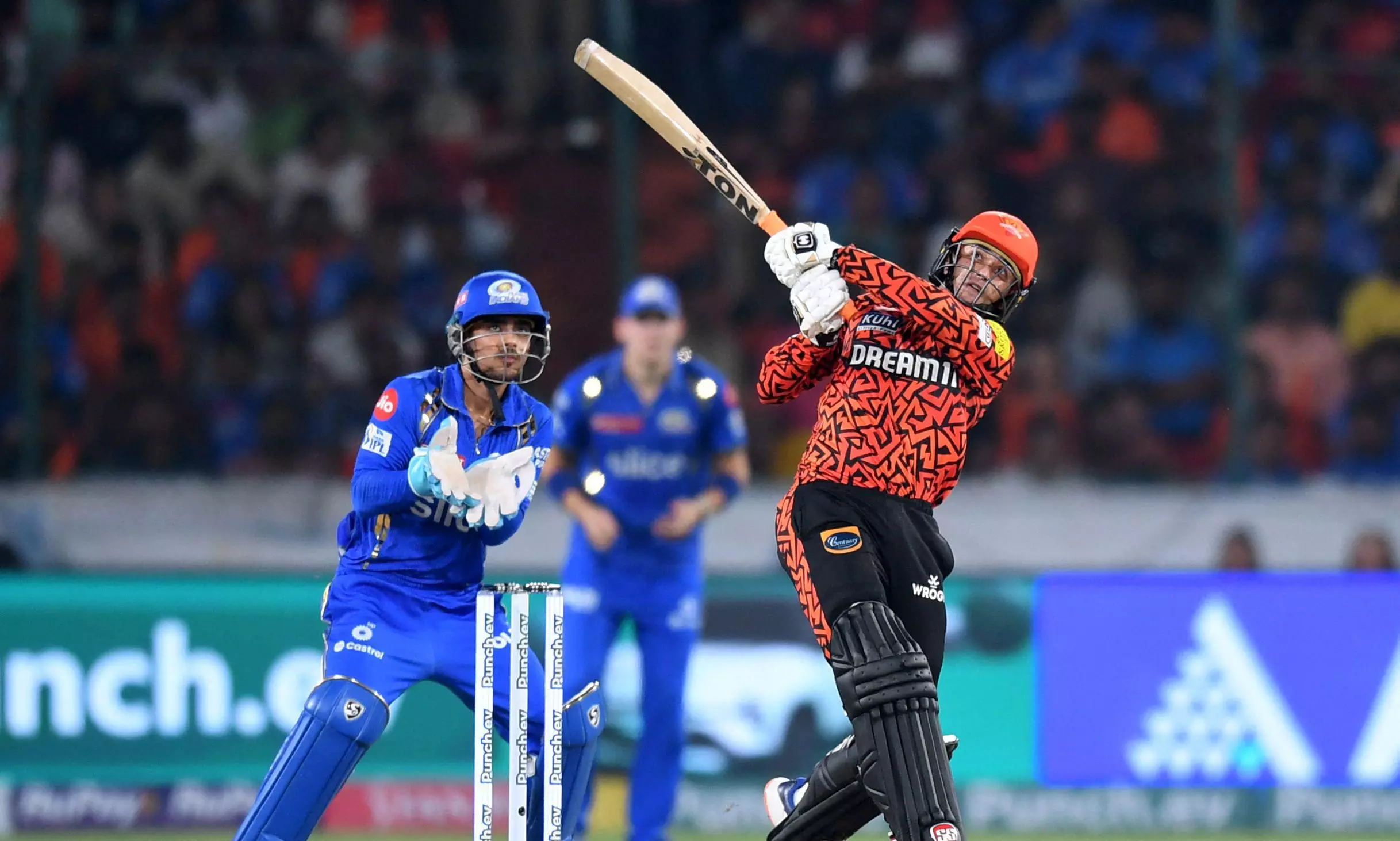 Records tumble as SRH outmuscle Mumbai Indians in six-hitting festival
