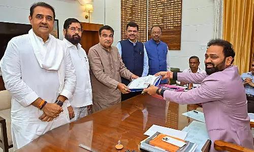Gadkari Files Nomination from Nagpur, 183 in Fray for 5 Maharashtra Seats Gadkari Files Nomination from Nagpur, 183 in Fray for 5 Maharashtra Seats