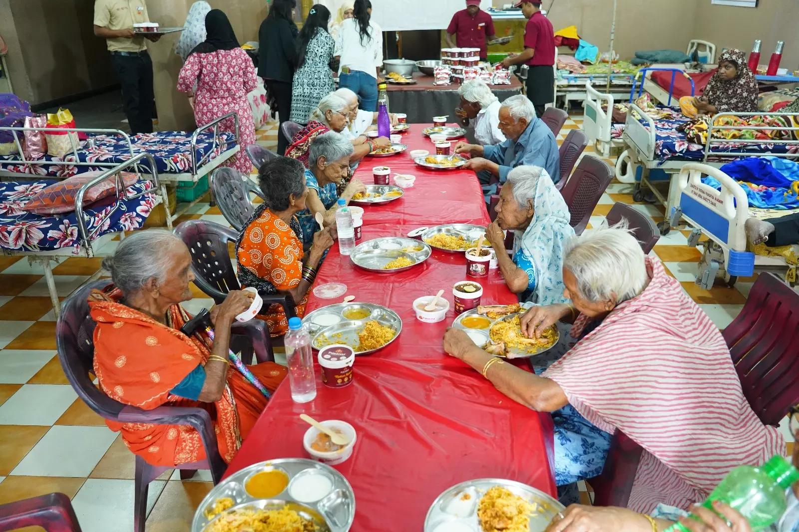Paradise treats old age home during the holy month of Ramzan