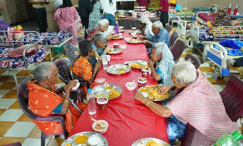 Paradise treats old age home during the holy month of Ramzan