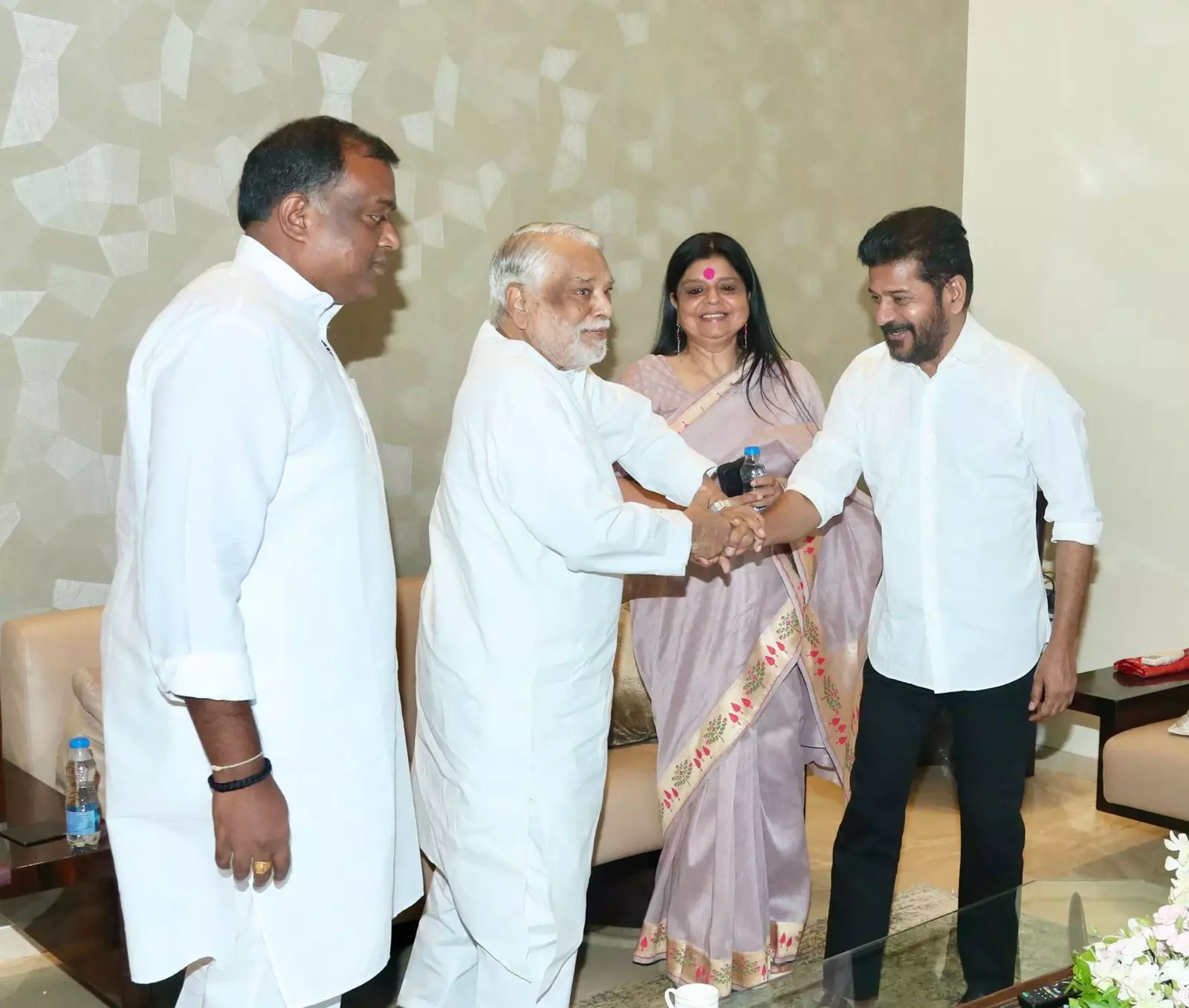Keshava Rao meets Revanth, discusses plans on joining Congress Keshava Rao meets Revanth, discusses plans on joining Congress