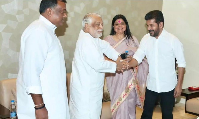 Congress Steps Up Its Plans, Moves Fast to Get KK, Kadiam, Kavya Into Its Fold Congress Steps Up Its Plans, Moves Fast to Get KK, Kadiam, Kavya Into Its Fold