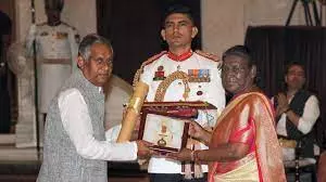 President Confers Bharat Ratna on PV, Singh, Swaminathan, Thakur