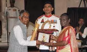 President Confers Bharat Ratna on PV, Singh, Swaminathan, Thakur