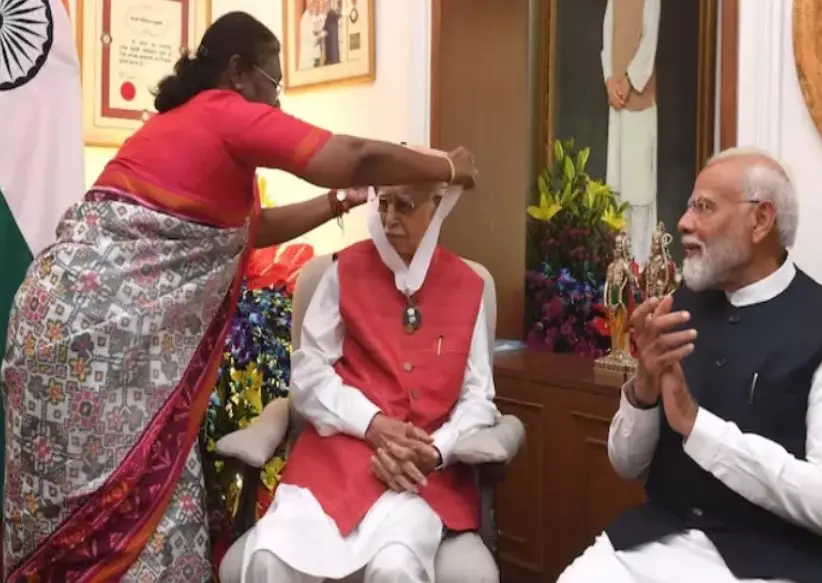 President Murmu confers Bharat Ratna on L.K. Advani in PM Modis Presence President Murmu confers Bharat Ratna on L.K. Advani in PM Modis Presence
