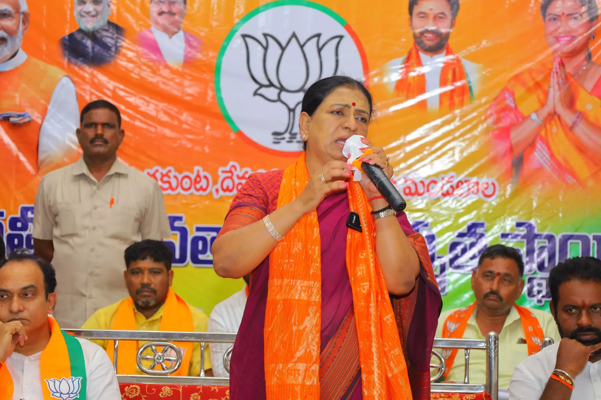 Aruna Bemused by Absence of Rahul and Kharge Pictures in Congress Banners Aruna Bemused by Absence of Rahul and Kharge Pictures in Congress Banners