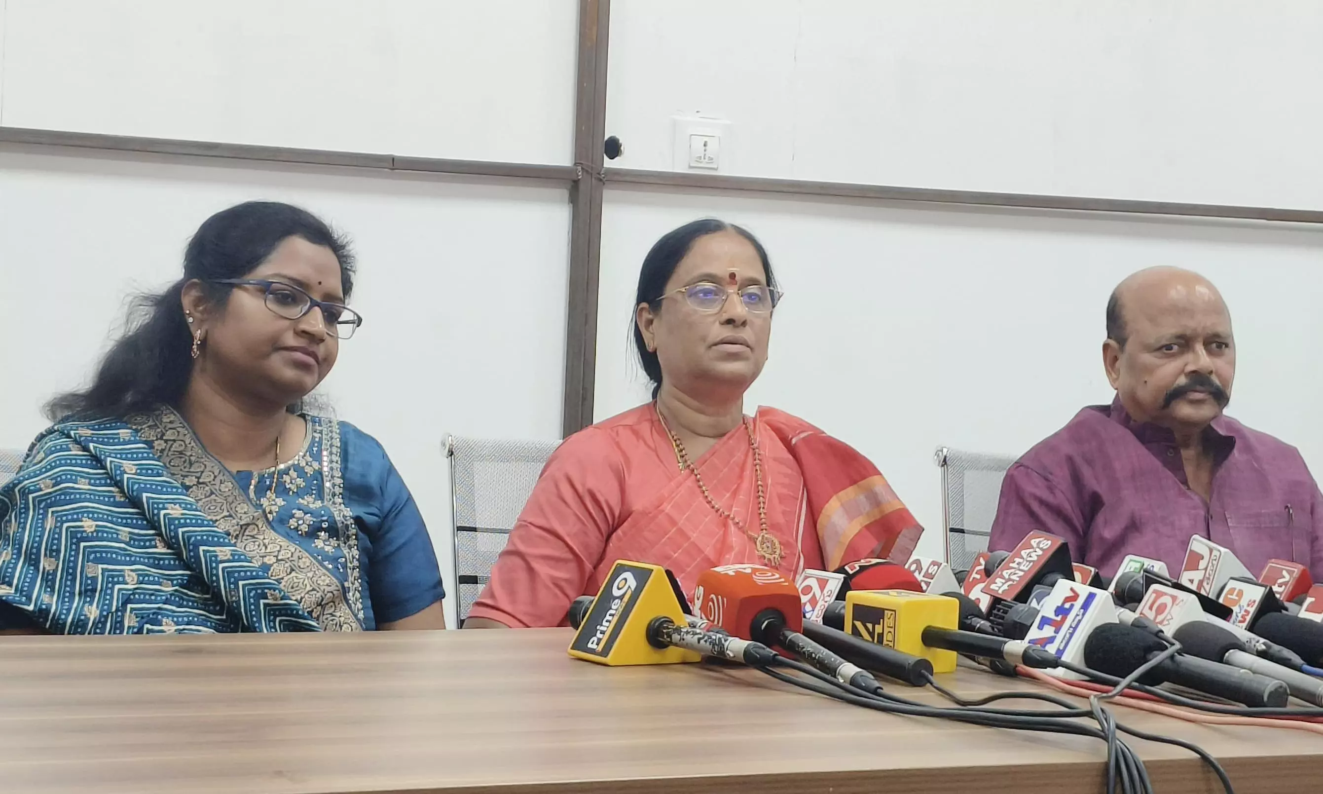 KTR Threatened Film Actresses Through Phone Tapping-Konda Surekha KTR Threatened Film Actresses Through Phone Tapping-Konda Surekha