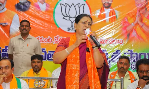 Aruna Bemused by Absence of Rahul and Kharge Pictures in Congress Banners