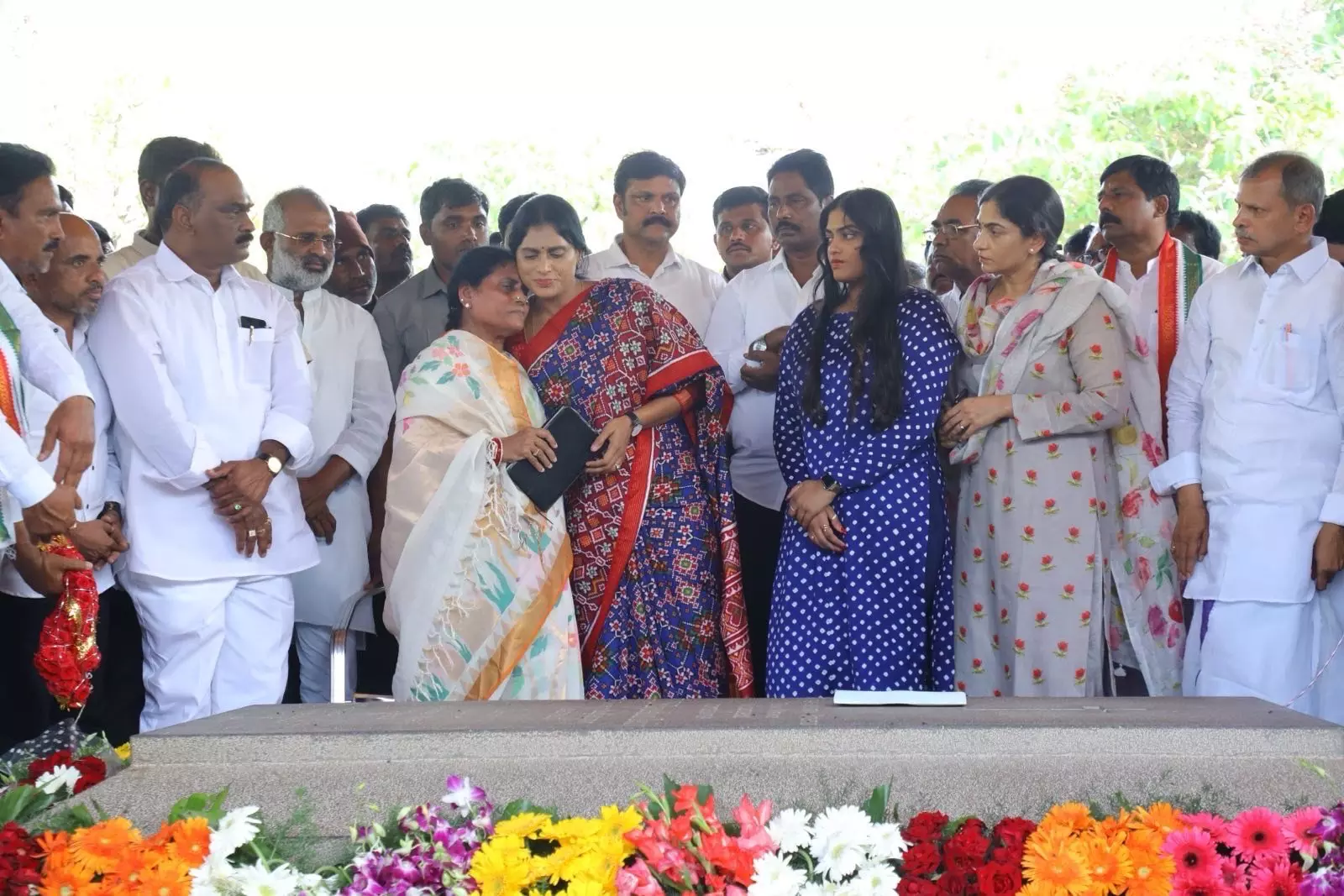 Vijayamma Blesses Jagan and Sharmila at Idupulapaya