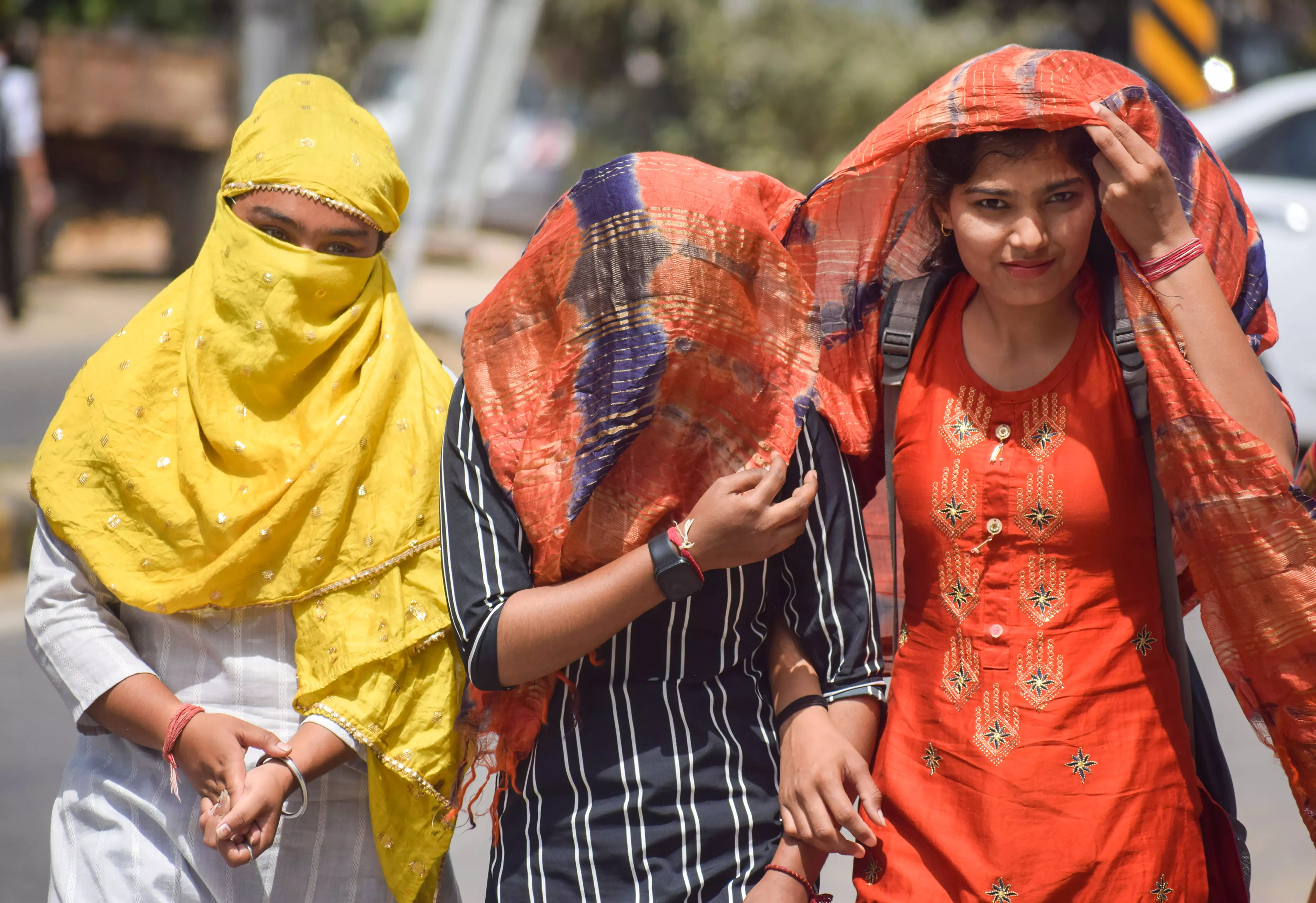 IMD Issues Alert for Heat Wave in Rayalaseema and Coastal Andhra IMD Issues Alert for Heat Wave in Rayalaseema and Coastal Andhra