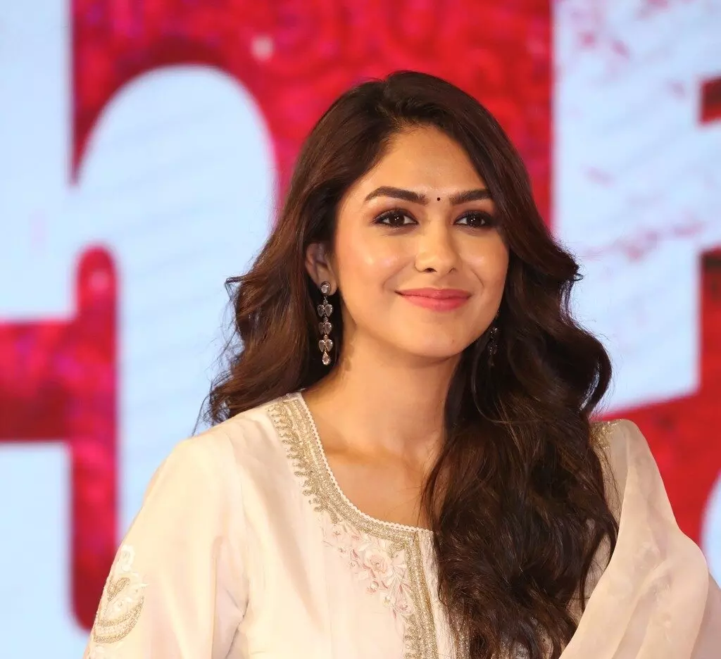 1082579-mrunalthakur.webp