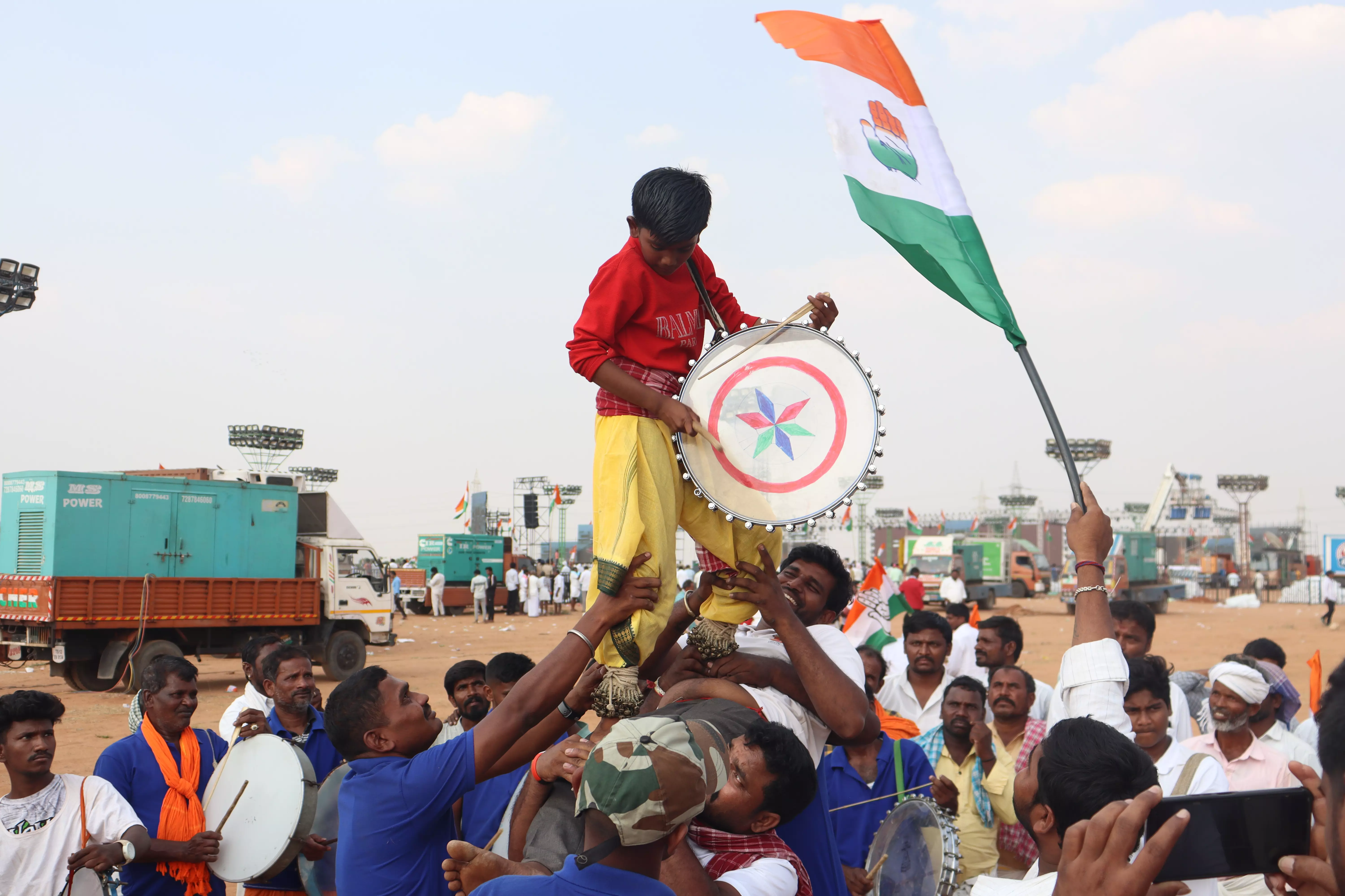 Wave of Humanity Turns up at Tukkuguda in Support of Congress Meeting, Despite Scorching Heat Wave of Humanity Turns up at Tukkuguda in Support of Congress Meeting, Despite Scorching Heat