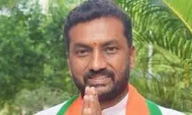 Medak BRS candidate distributing cash: Raghunandan Medak BRS candidate distributing cash: Raghunandan
