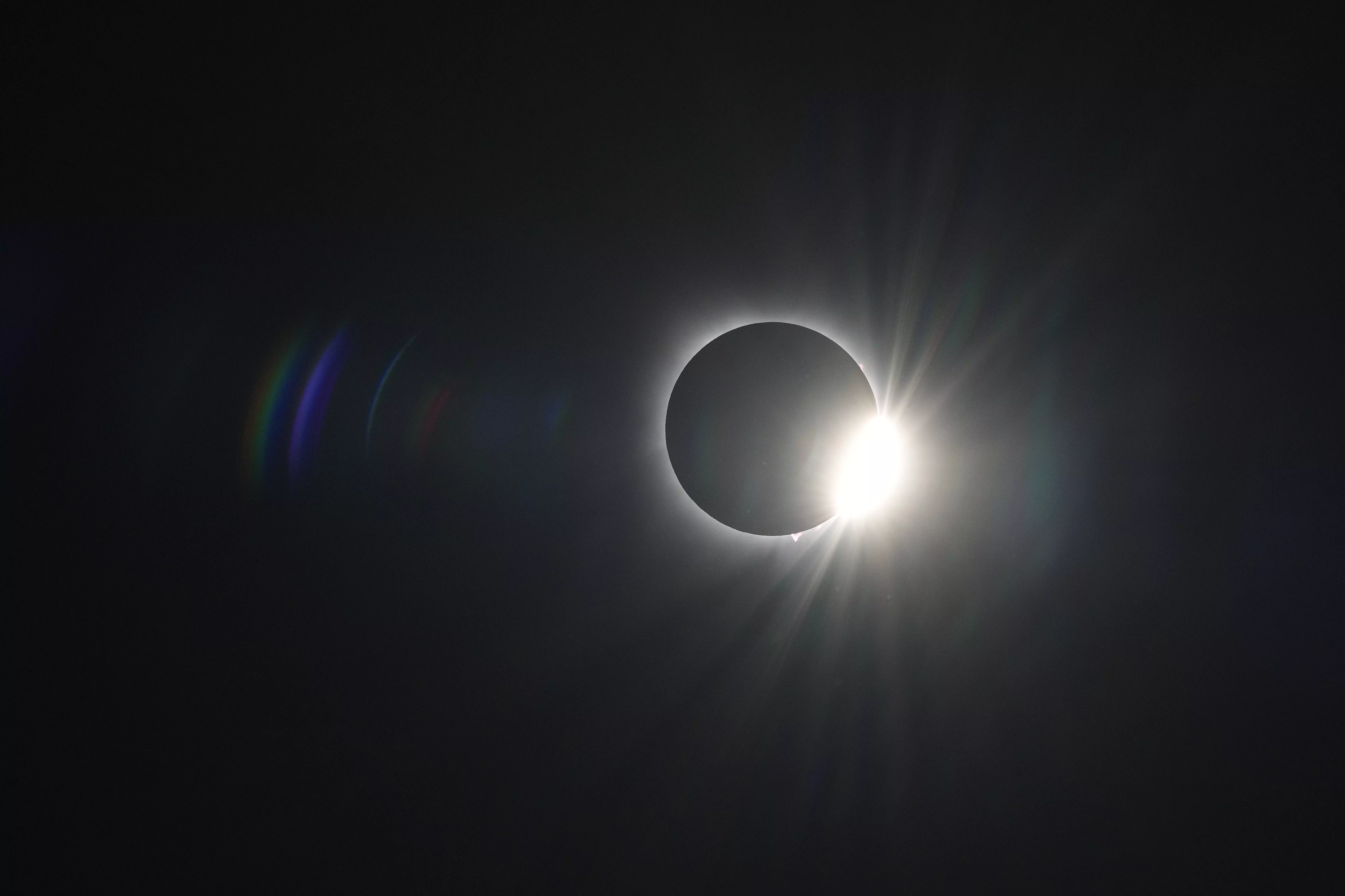 Total solar eclipse wows North America