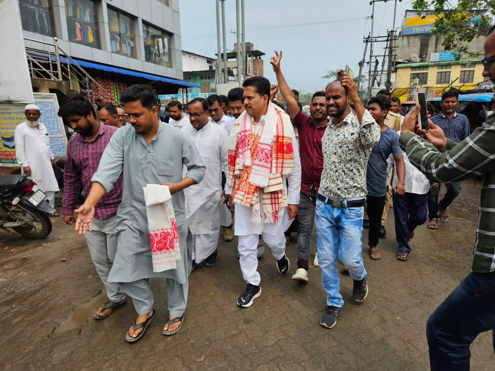 Assam: PCC chief Bhupen Borahs PA Detained for Carrying Over Rs 5 lakh in Cash