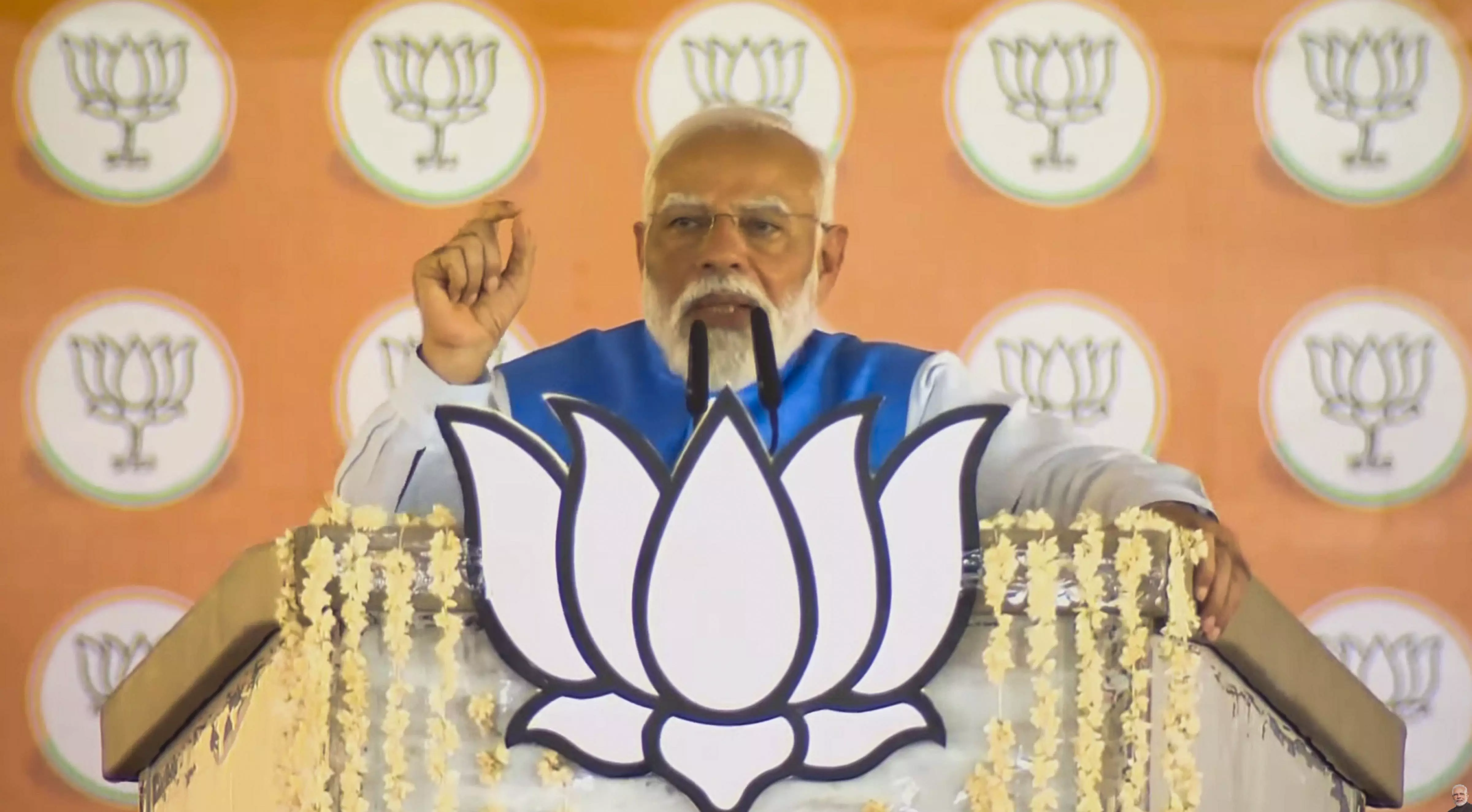 Modi Mocks Rahul Gandhis Single Stroke Poverty Pledge Modi Mocks Rahul Gandhis Single Stroke Poverty Pledge