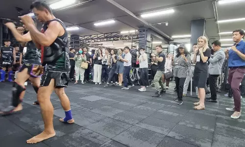 Gloves up! It is time for a Muay Thai bout