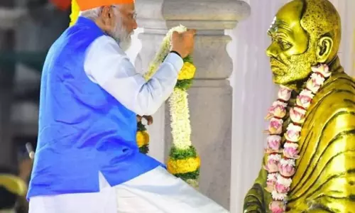 PM Modis Mangaluru Roadshow Draws Enthusiastic Crowd