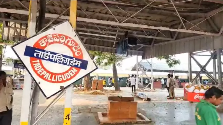 Man dies while trying to board moving train in Tadepalligudem Man dies while trying to board moving train in Tadepalligudem