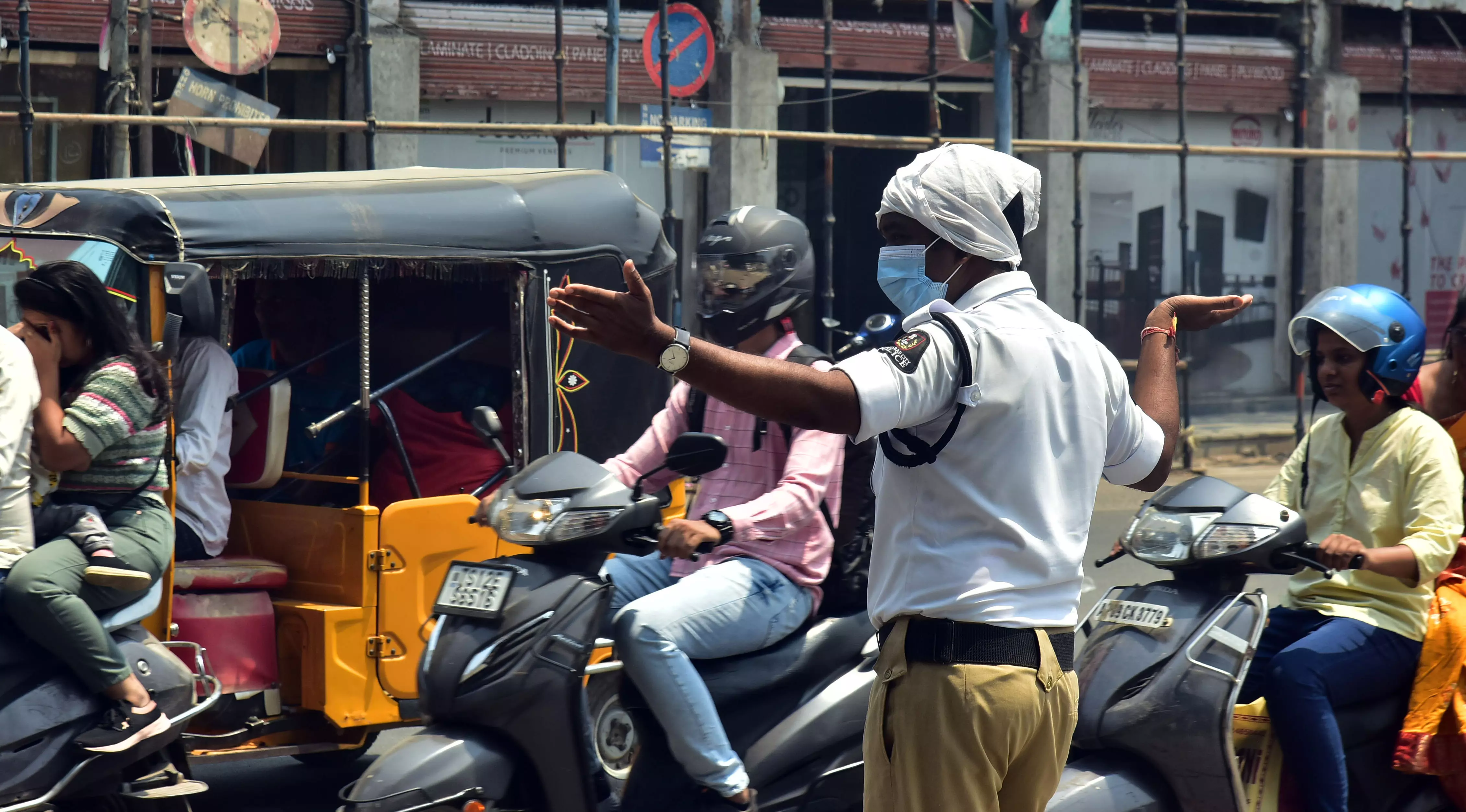 Heat Takes Toll on Traffic Police Amid Staff Shortage