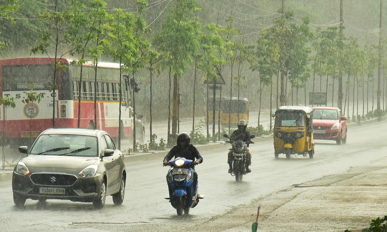 Brief Showers Cool City, While Heat Wave Torments Districts Brief Showers Cool City, While Heat Wave Torments Districts