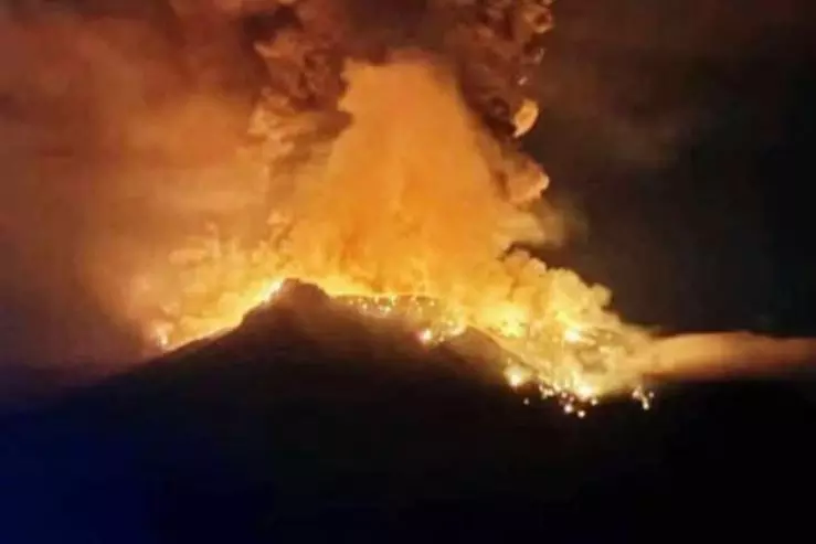 Tsunami alert after a volcano in Indonesia erupts, thousands are told to leave
