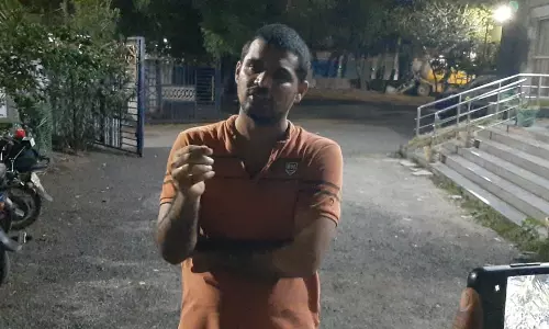 Woman Neighbour Slaps Dy Tahsildar for Harassment