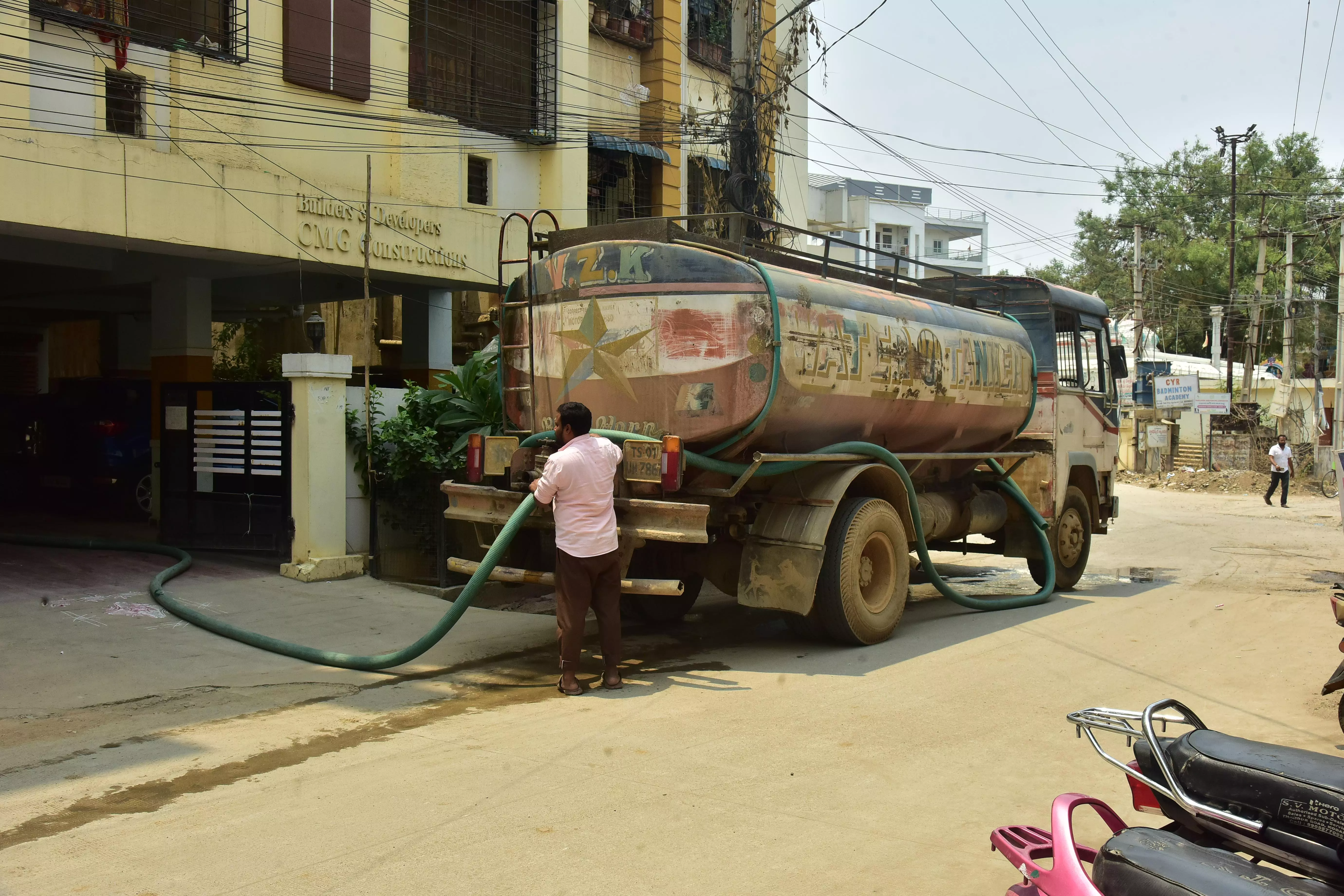 Hyderabad Borewells Dry Up, Residents Rely on Tankers