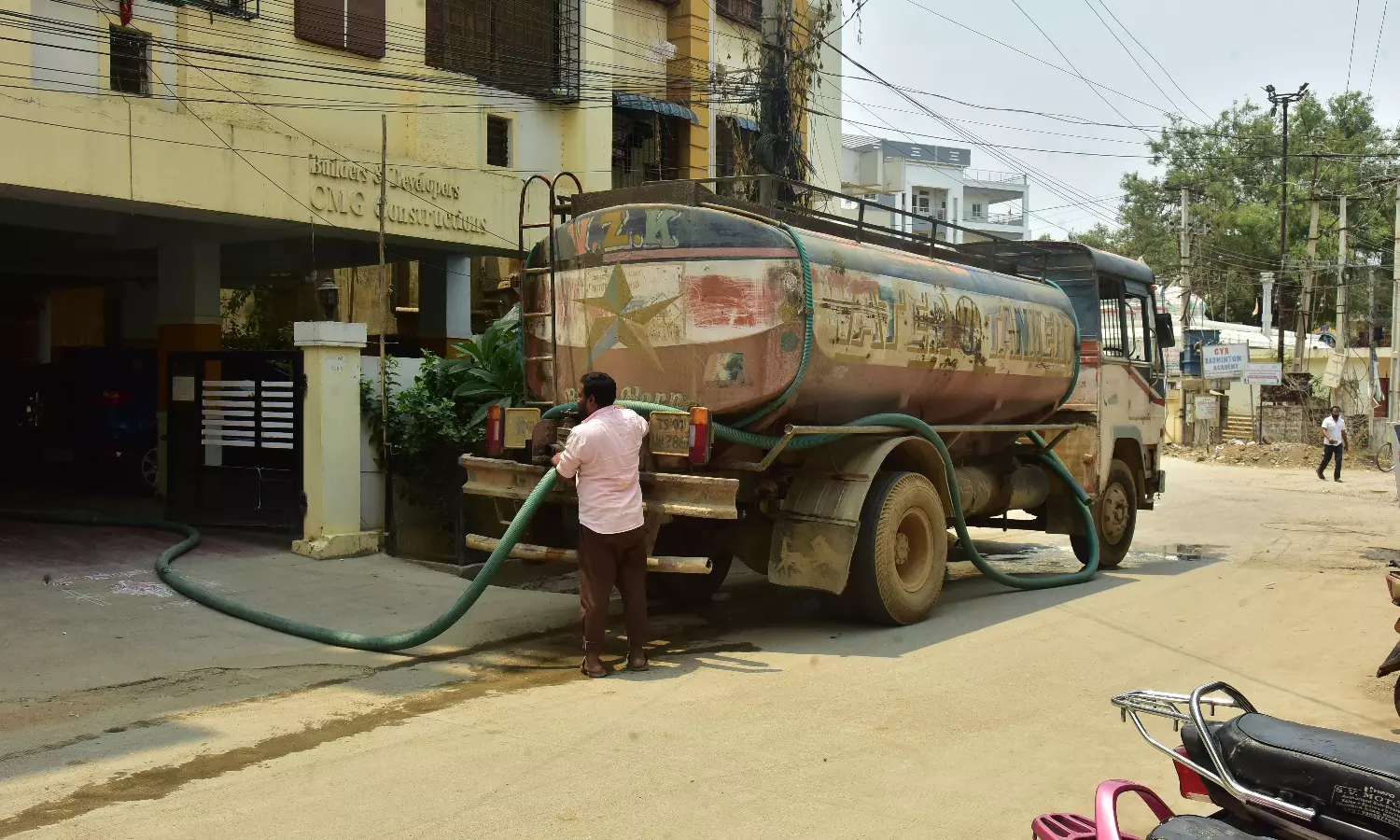 Hyderabad Borewells Dry Up, Residents Rely on Tankers Hyderabad Borewells Dry Up, Residents Rely on Tankers