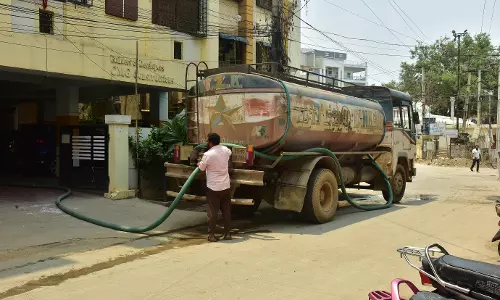 Hyderabad Borewells Dry Up, Residents Rely on Tankers