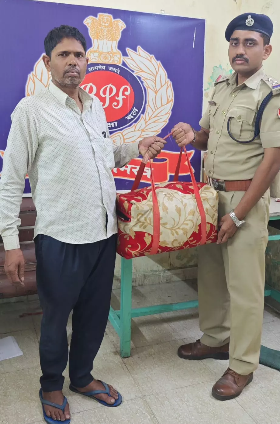 RPF’s prompt action helping passengers to retrieve leftover baggage RPF’s prompt action helping passengers to retrieve leftover baggage