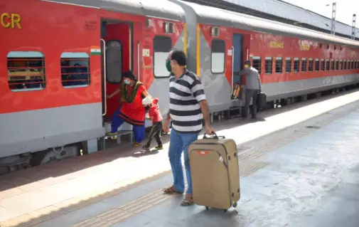 Indian Railways Introduces Affordable Economy Meals at Select Stations