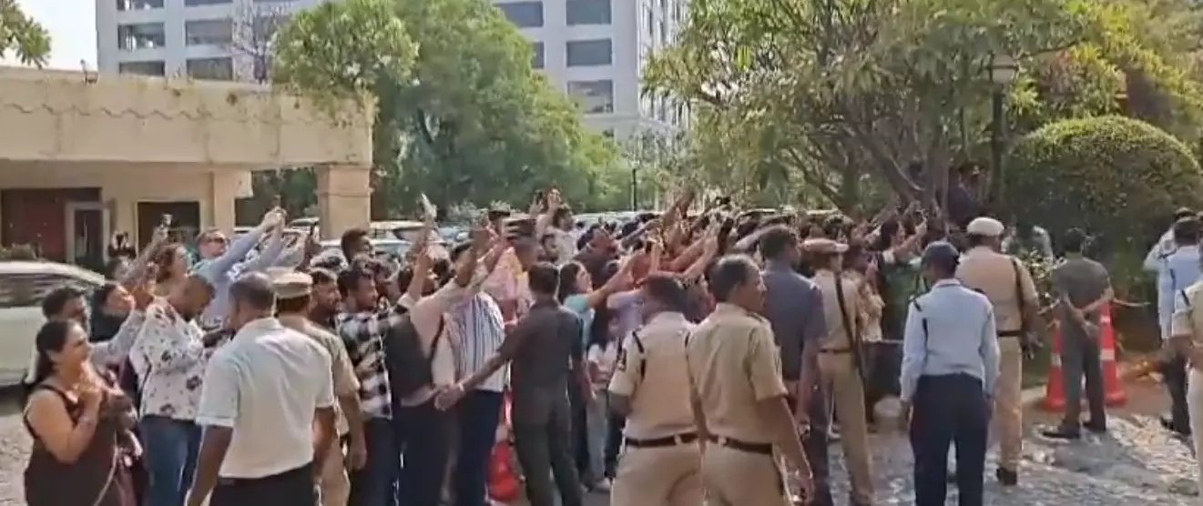 Fans queue up at Hyderabad hotel to get glimpse of SRH players