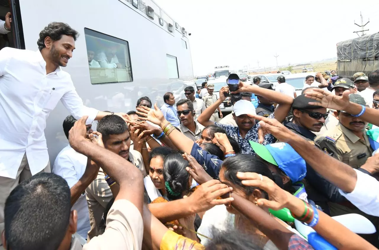 CM Jagan roars at final yatra in Tekkali CM Jagan roars at final yatra in Tekkali