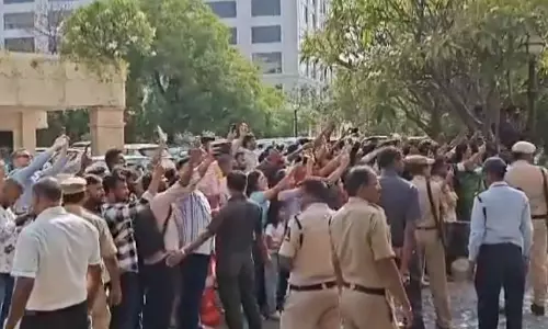 Fans queue up at Hyderabad hotel to get glimpse of SRH players