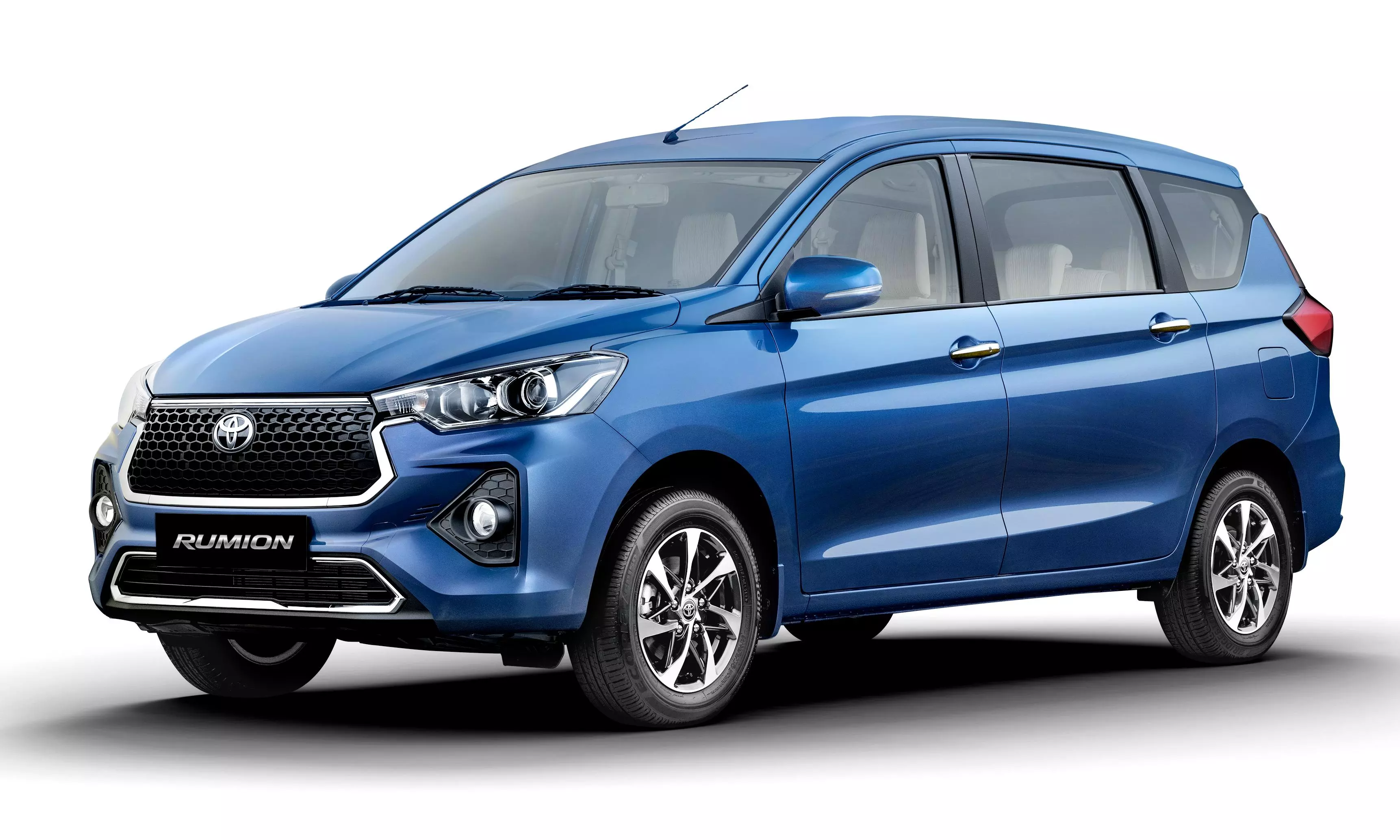 Toyota Rumion Features, On Road Price