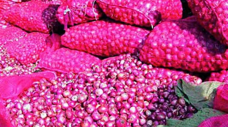 Kurnool Market Yard Starts Selling Area Onions At  Rs 2 per kg