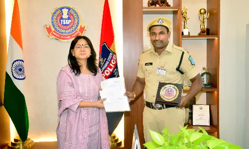 Hyderabad cop saves woman trying to commit suicide Hyderabad cop saves woman trying to commit suicide