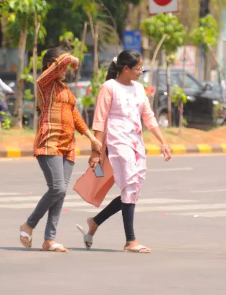 Hyderabad Residents Brave Summer Heat