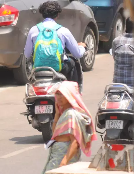 Hyderabad Residents Brave Summer Heat