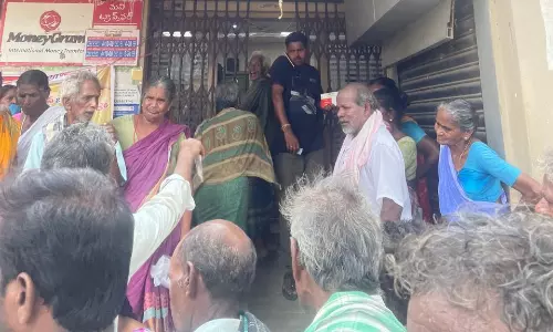 Anantapur: Elderly Man Collapses Outside Bank Premises in Rayachoti Anantapur: Elderly Man Collapses Outside Bank Premises in Rayachoti