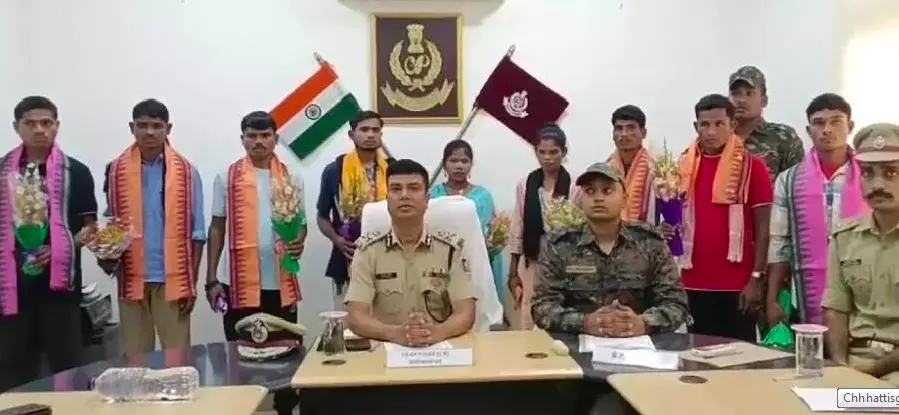 9 Maoist cadres, all hailing from Chhattisgarh, surrender before Odisha police 9 Maoist cadres, all hailing from Chhattisgarh, surrender before Odisha police