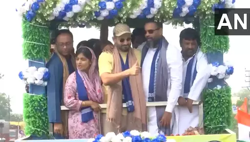 Irfan Pathan Campaigns for Yusuf Pathan in Berhampore Irfan Pathan Campaigns for Yusuf Pathan in Berhampore