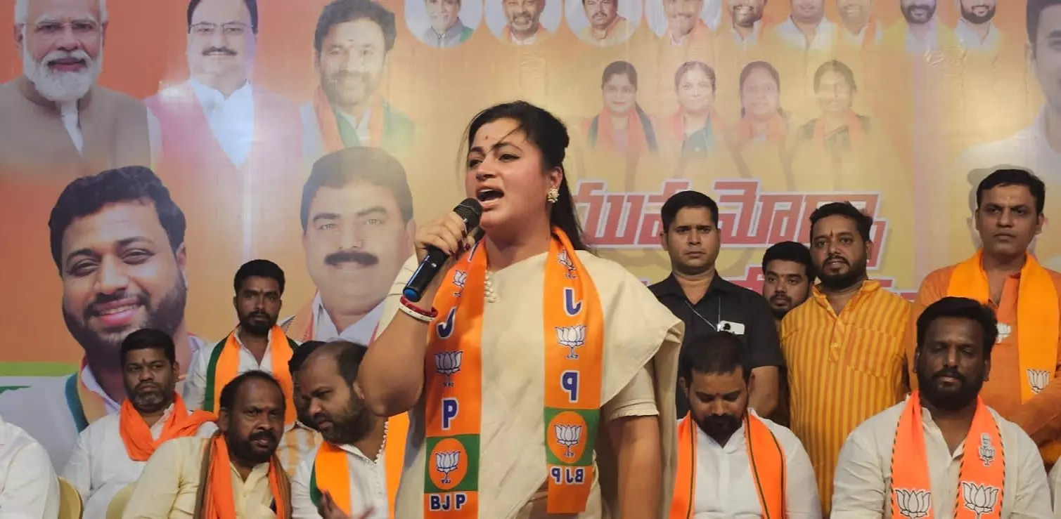 FIR Against Navneet for Offensive Remarks Against Owaisi Brothers