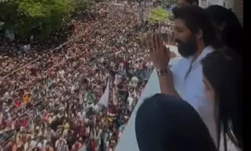 Allu Arjuns Visit to Nandyal YSRCP Candidates House Raises Eyebrows