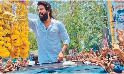 Allu Arjun’s visit to YSRCP candidate’s house raises eyebrows