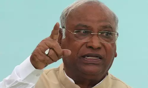 Kharge slams Modi for luring Thackeray, Pawar into NDA Kharge slams Modi for luring Thackeray, Pawar into NDA