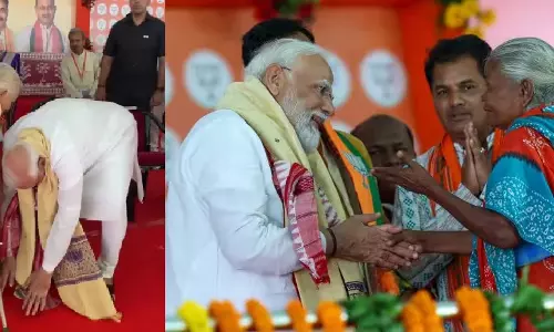 PM Modi Touches Feet of 2 Elderly Women in Odisha, Seeks Blessings